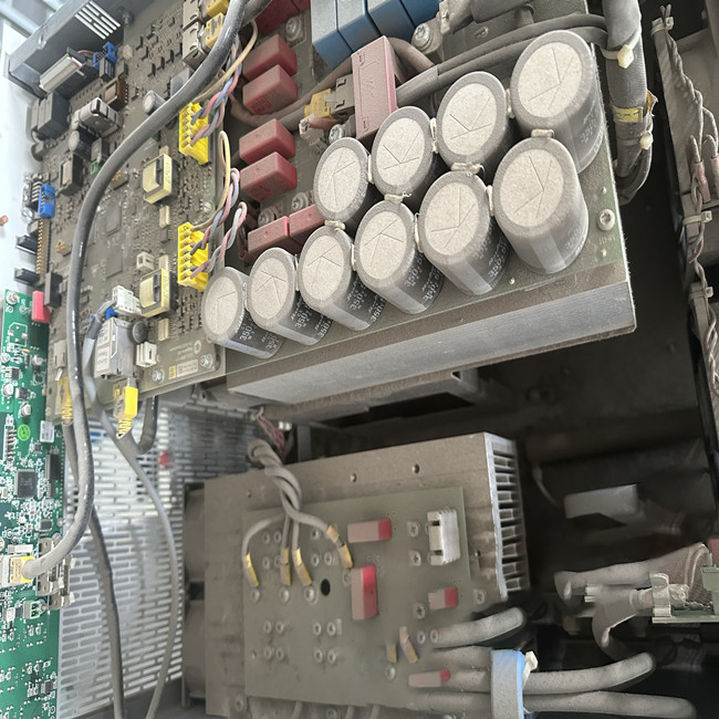 拓普康直流電源TP.C.10KW系列維修-負(fù)載能力差維修方法 故障現(xiàn)象一：電源負(fù)載能力差 電源負(fù)載能力差是一個(gè)常見(jiàn)的故障，一般都是出現(xiàn)在老式或是工作時(shí)間長(zhǎng)的電源中，主要原因是各元器件老化，開(kāi)關(guān)管的工作不穩(wěn)定，沒(méi)有及時(shí)進(jìn)行散熱等。此外還有穩(wěn)壓二極管發(fā)熱漏電，整流二極管損壞等。 維修方法：用萬(wàn)用表著重檢查一下穩(wěn)壓二極管，高壓濾波電容，限流電阻有無(wú)變質(zhì)等再仔細(xì)檢查一下電路板上的所有焊點(diǎn)是否開(kāi)焊，虛接等。把開(kāi)焊的焊點(diǎn)重新焊牢，更換變質(zhì)的元器件，一般故障即可排除。 故障現(xiàn)象：無(wú)直流電壓輸出，但保險(xiǎn)絲完好 這種現(xiàn)象說(shuō)明開(kāi)關(guān)電源未工作，或者工作后進(jìn)入了保護(hù)狀態(tài)。 維修方法：首先應(yīng)判斷一下開(kāi)關(guān)電源的主控芯片UC3842是否處在工作狀態(tài)或已經(jīng)損壞。判斷方法是這樣的：加電測(cè)UC3842的第7腳對(duì)地電壓，若測(cè)第8腳有+5V電壓，1，2，4，6腳也有不同的電壓，則說(shuō)明電路已起振，UC3842基本正常;若7腳電壓低，其余管腳無(wú)電壓或不波動(dòng)，則UC3842已損壞。UC3842芯片損壞最常見(jiàn)的是6，7腳對(duì)地?fù)舸?，7腳對(duì)地?fù)舸┖?，7腳對(duì)地?fù)舸?。如果這幾只腳都為擊穿，而開(kāi)關(guān)電源還是不能正常啟動(dòng)，則UC3842必壞，應(yīng)直接更換。若判斷芯片未壞，則就著重檢查開(kāi)關(guān)功率管的柵極(G極)的`限流電阻是否開(kāi)焊，虛接，變值，變質(zhì)以及開(kāi)關(guān)功率管本身是否性能不良。除此之外，電源輸出線也有可能斷線或接觸不良也會(huì)造成這種故障。因此在維修時(shí)也應(yīng)注意檢查一下。