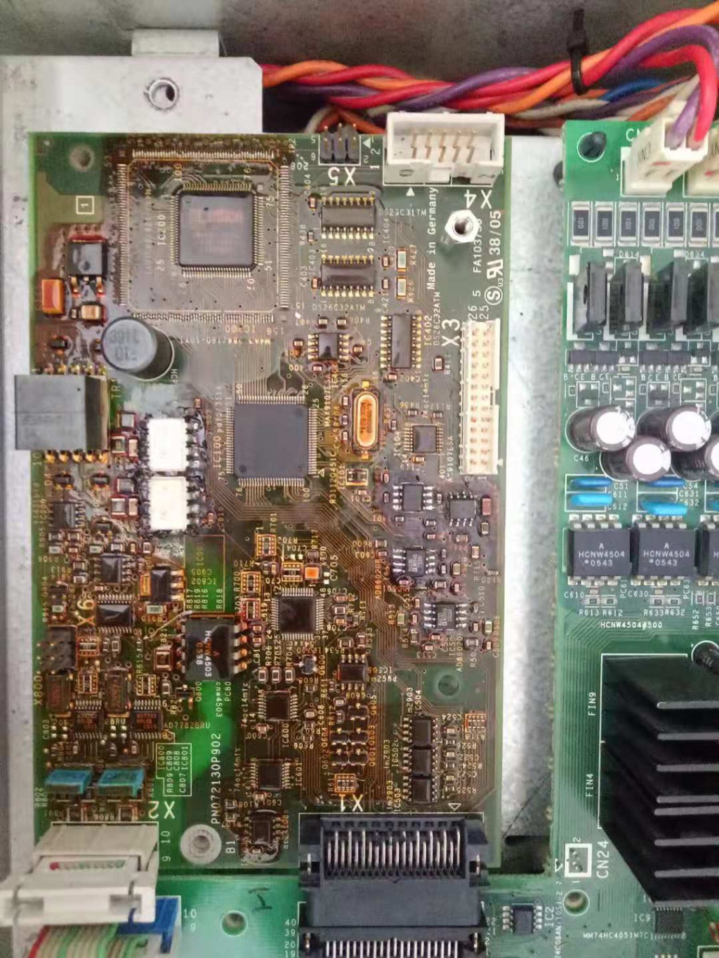 2.丹佛斯的產(chǎn)品設(shè)計自成一個體系，國內(nèi)的海利普就引進了丹佛斯的技術(shù)。丹佛斯喜歡分散型的電源設(shè)計，喜歡用兩個處理器。這樣做的好處是故障范圍可以盡量做到不擴散。高低壓電源的設(shè)計也是這樣的理念。但實際使用中，丹佛斯的電路相反不是那么穩(wěn)定，反而讓結(jié)構(gòu)變得復(fù)雜化（特別是小功率變頻器）。 這臺設(shè)備是200kw的fc302系列，fc302系列也是丹佛斯高級產(chǎn)品，本來是好的，工廠電氣人員正常保養(yǎng)后，發(fā)現(xiàn)開不了機。經(jīng)過排查，最初是電源故障，但外邊維修人員將電源修復(fù)后，上電無顯示。換另一單位再維修，工程師說電源是好的，建議不要修理，更換新變頻器。用戶還想再試一次維修，由于變頻器功率較大，價格不菲，到我這里已經(jīng)是第三家公司。經(jīng)過仔細檢測，發(fā)現(xiàn)前兩家公司就失手在丹佛斯的分散電源控制上，24v雖然去了主板，但主板5v并沒有工作。5v電源損壞，故障可大可小，順著這個思路一路檢測下去，阻抗不對，用電流法，很快就確定出主板上有電容短路，更換后，上電有顯示。但進不了自檢，細測發(fā)現(xiàn)1.85v供電不對，更換該ic，變頻器已經(jīng)正?！? width=